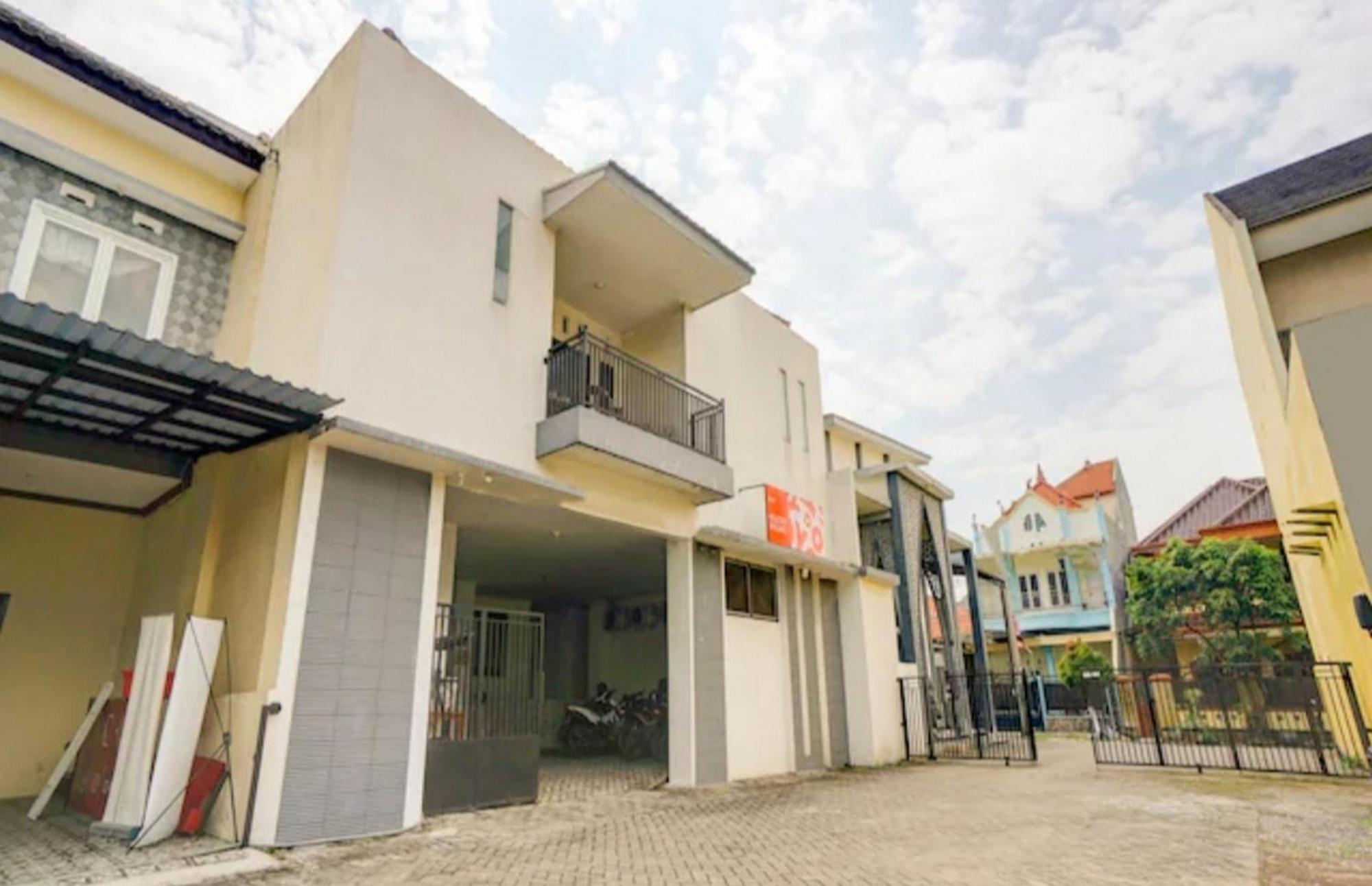 Reddoorz Near Plaza Araya Malang Hotel Blimbing  Exterior photo